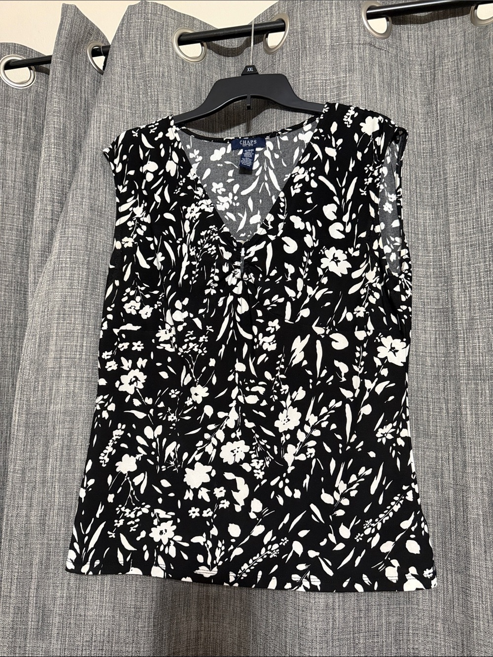 Chaps Black and White Floral V-Neck Sleeveless Camisole